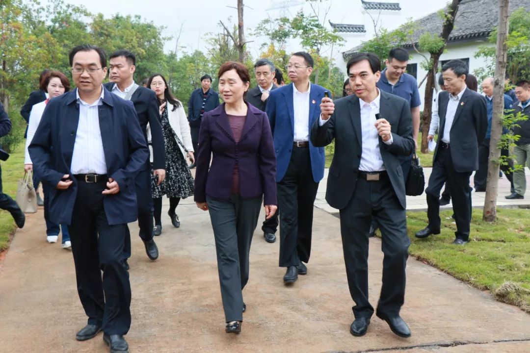 把信心传递给生猪养殖企业和农户——​省政协委员来长视察生猪养殖工作LD乐动 乐动体育李微微参加视察(图3)