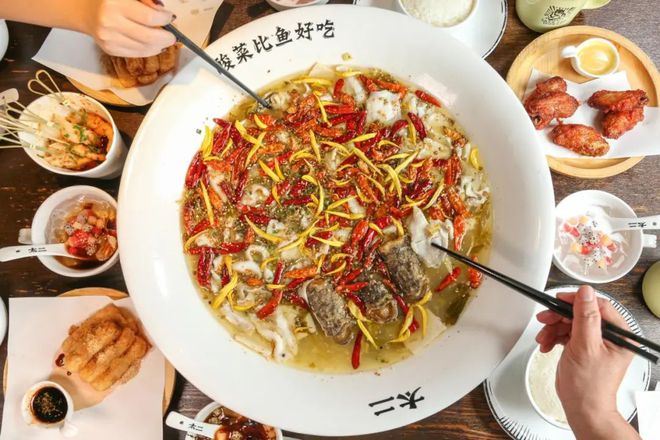 济南高新万达广场太二酸菜鱼 用乐动体育美味发电！