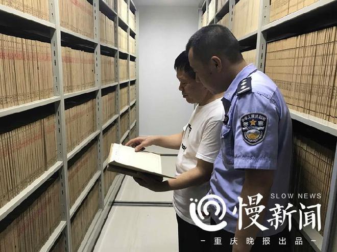 重庆退休民警郑朝友手里掌握的14万卷档案 是他能破案的LD乐动体育“废纸”(图2)
