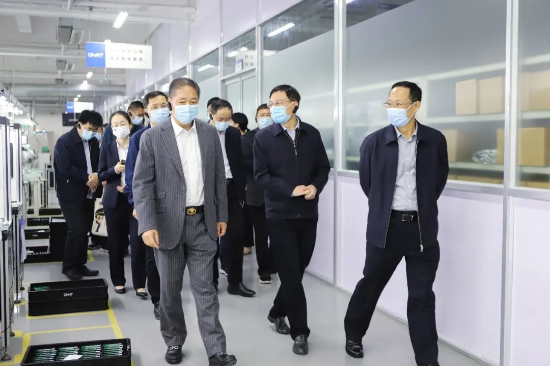 乐动体育 LD体育华东六省一市大区计量工作专家组一行莅临正泰仪表(图3)