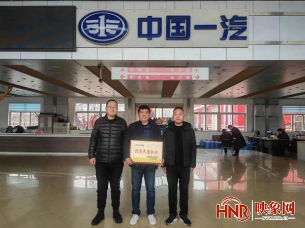 商丘市文化街道：带着奖牌进企业 鼓舞干劲促发展LD乐动体育(图1)