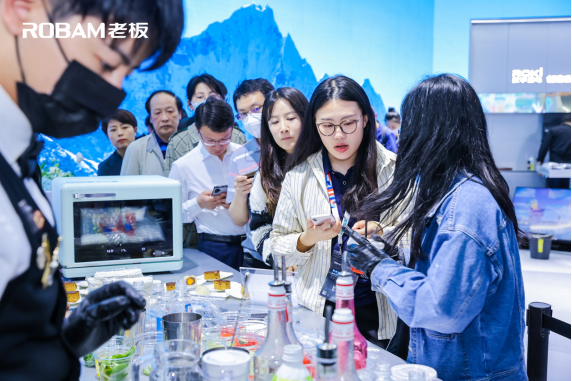 AWE2023惊现颜值实力派老板电器大乐动体育厨引领中国新厨房变革(图3)